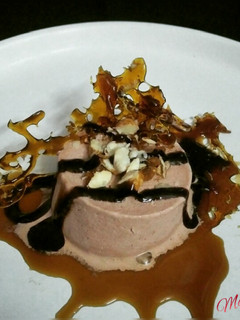 चॉकलेट आइसक्रीम विथ कैरेमल सॉस (Chocolate ice-cream with caramel sauce रेसिपी मुख्य फोटो