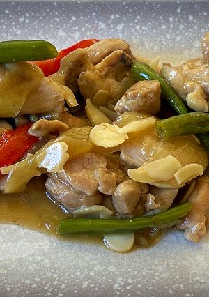 Una foto de Pollo y verduras con kimchi