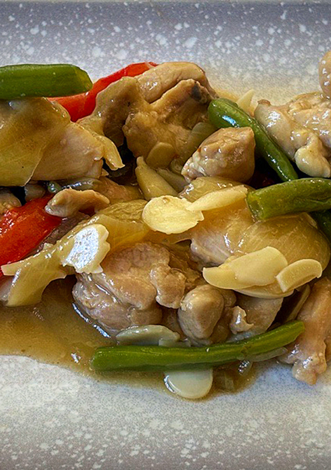 Una foto de Pollo y verduras con kimchi