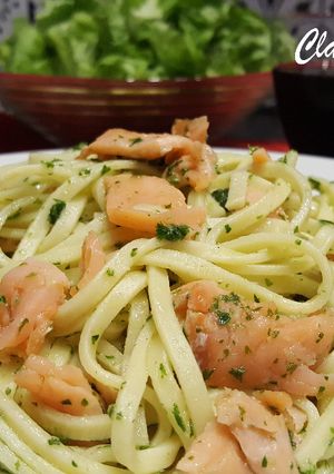 Une photo de Poêlée de tagliatelles au pesto et au saumon fumé