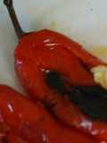 Chiles jalapeños rojos rellenos de puré de plátano