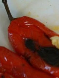 Una foto de Chiles jalapeños rojos rellenos de puré de plátano