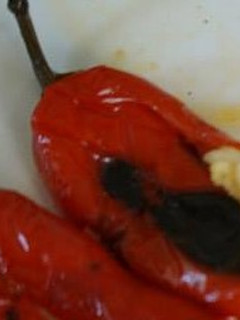 Una foto de Chiles jalapeños rojos rellenos de puré de plátano
