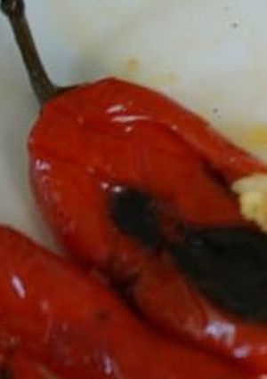Una foto de Chiles jalapeños rojos rellenos de puré de plátano