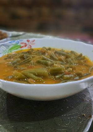 صورة لوصفة فاصولياء خضراء مع طبق معكرونة مرافق على طريقتي