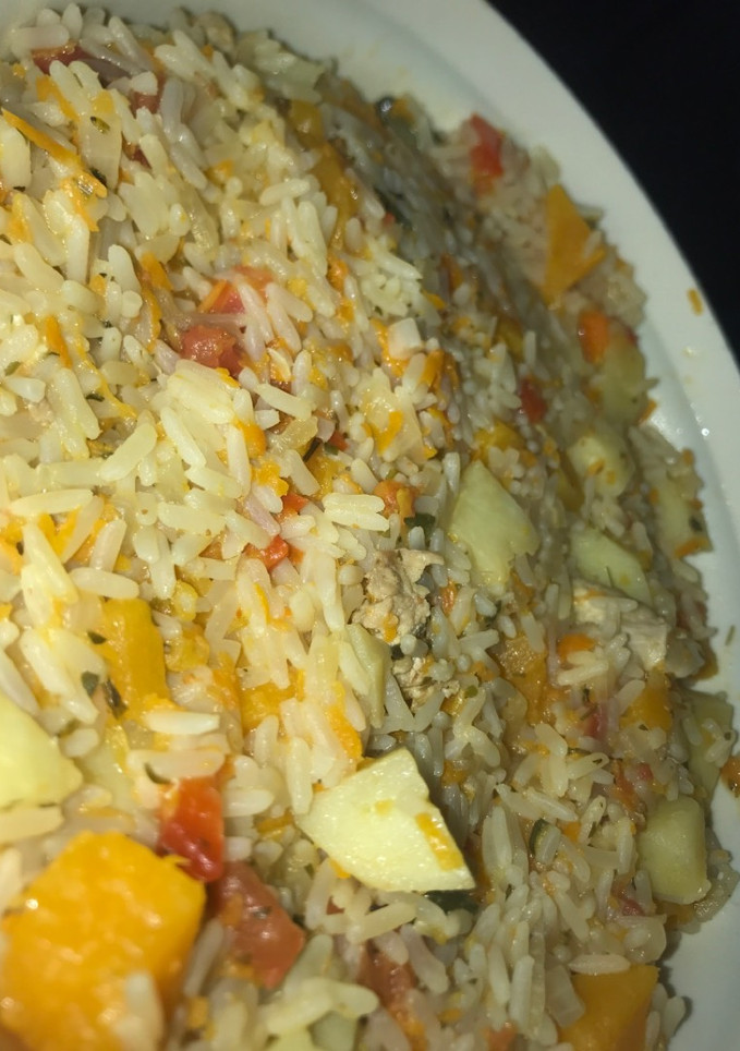 Una foto de Arroz con vegetales y pollo