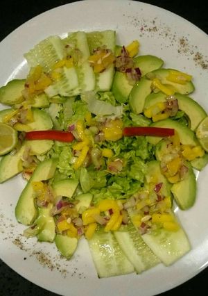 Una foto de Ensalada de Palta Lechuga y Pepino con vinagreta de Mango
