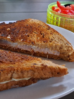 Sonkás-mogyoróvajas melegszendvics recept fotója
