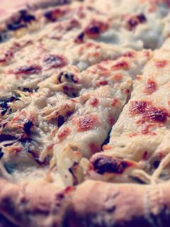 Una foto de Pizza de cebolla con queso mozzarella y emmental