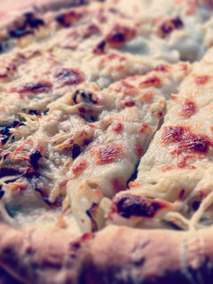 Foto principal de Pizza de cebolla con queso mozzarella y emmental