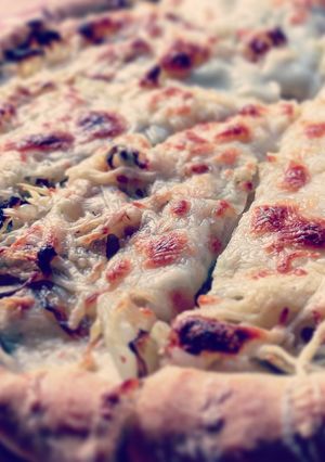 Una foto de Pizza de cebolla con queso mozzarella y emmental