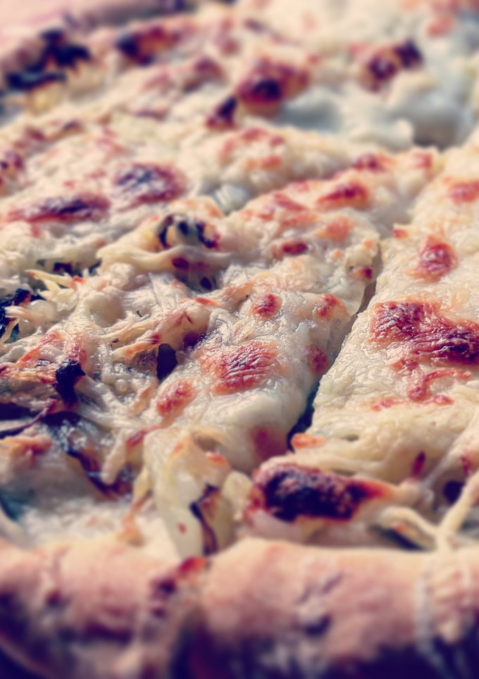 Una foto de Pizza de cebolla con queso mozzarella y emmental