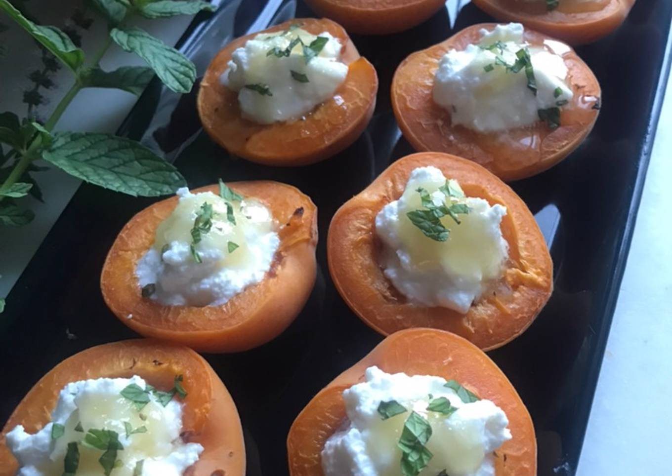 Albaricoques asados en airFryer con ricotta, miel y menta