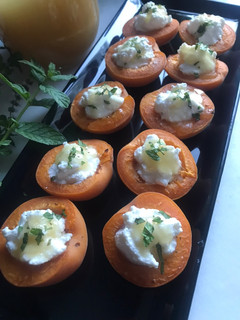 Una foto de Albaricoques asados en airFryer con ricotta, miel y menta