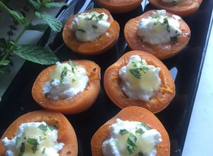 Foto principal de Albaricoques asados en airFryer con ricotta, miel y menta