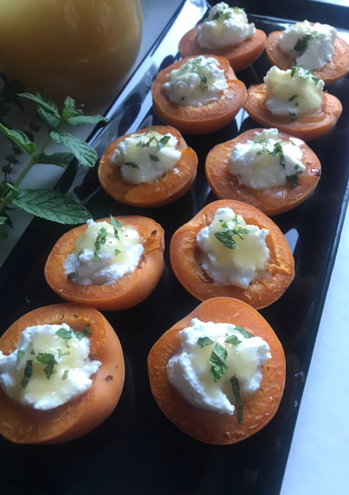 Una foto de Albaricoques asados en airFryer con ricotta, miel y menta