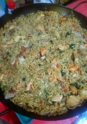 Una foto de Paella de arroz, mejillones y langostinos