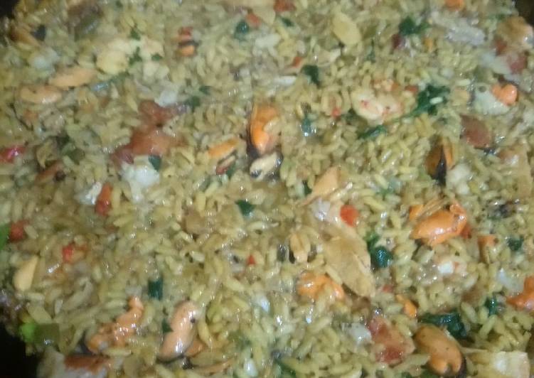 Paella de arroz, mejillones y langostinos