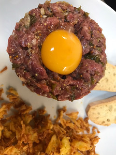 Una foto de Steak Tartar picantito con patatas paja en Airfryer Cosori