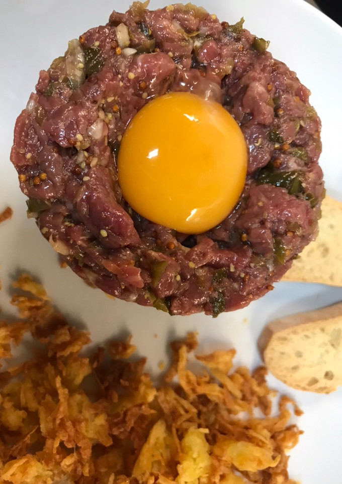 Una foto de Steak Tartar picantito con patatas paja en Airfryer Cosori