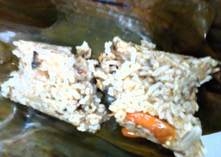 Bagaimana Membuat Nasi bakar ayam suwir, bandeng, teri dan kemangi yang Enak