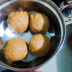 A picture of Yummy besan ladoo.