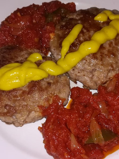 Una foto de Hamburguesas con tomate al pisto y mostaza