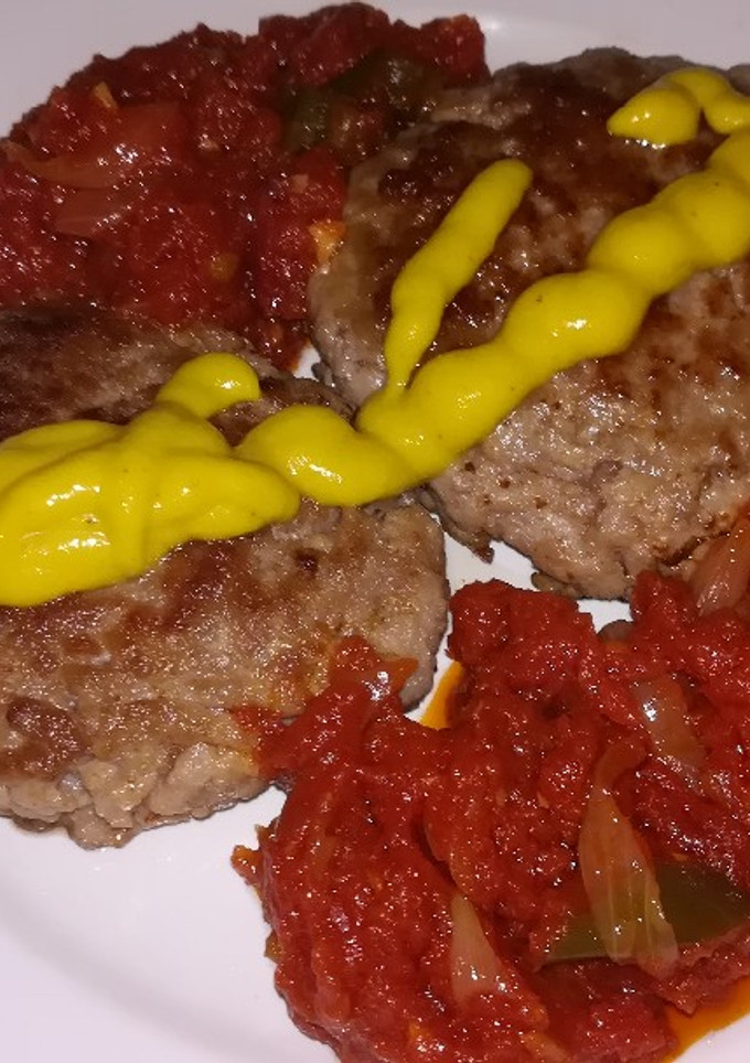 Una foto de Hamburguesas con tomate al pisto y mostaza