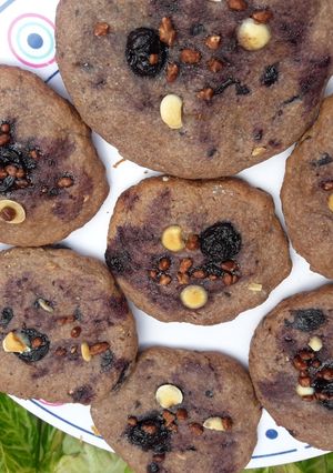 Una foto de Galletitas integral de chocolate y arándanos 🎉🍪