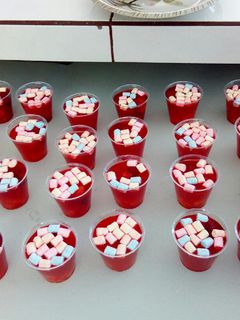 Una foto de Gelatina con frutas y marshmallow