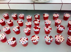 Una foto de Gelatina con frutas y marshmallow
