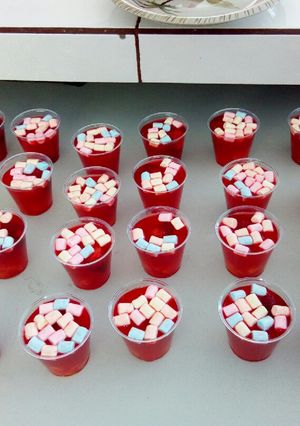 Una foto de Gelatina con frutas y marshmallow