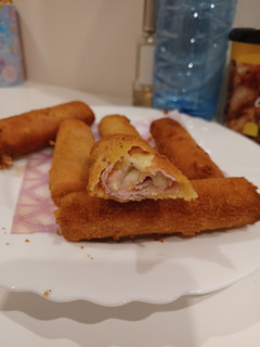 Una foto de Rollitos de jamón york y queso🧀🥓