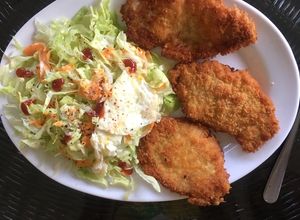 Hình của món Cốt lết heo chiên xù+ salad.