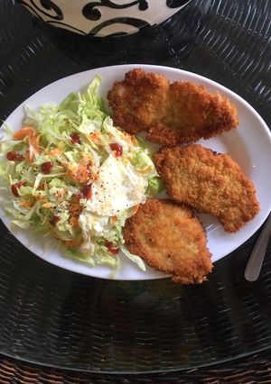 Hình của món Cốt lết heo chiên xù+ salad.