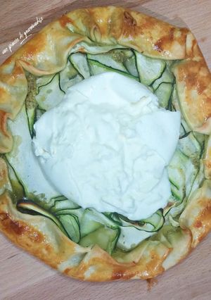 Une photo de Tarte rustique courgette, pesto et buratta
