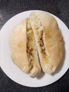 Una foto de Pan relleno con ketchup, orégano y queso