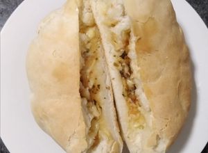 Una foto de Pan relleno con ketchup, orégano y queso