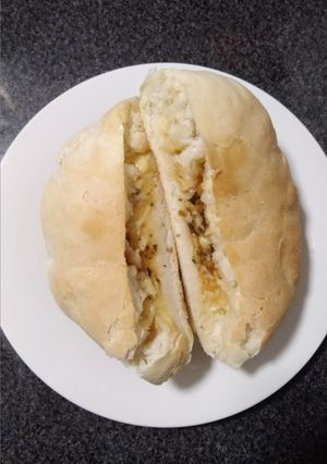 Una foto de Pan relleno con ketchup, orégano y queso