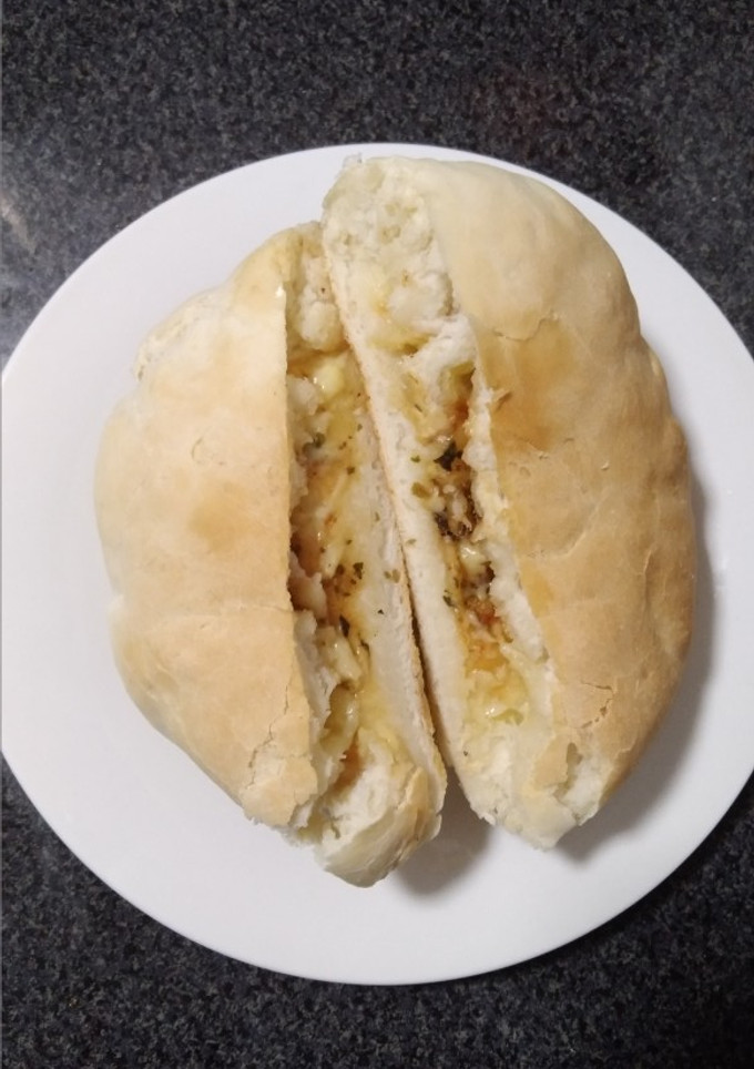 Una foto de Pan relleno con ketchup, orégano y queso