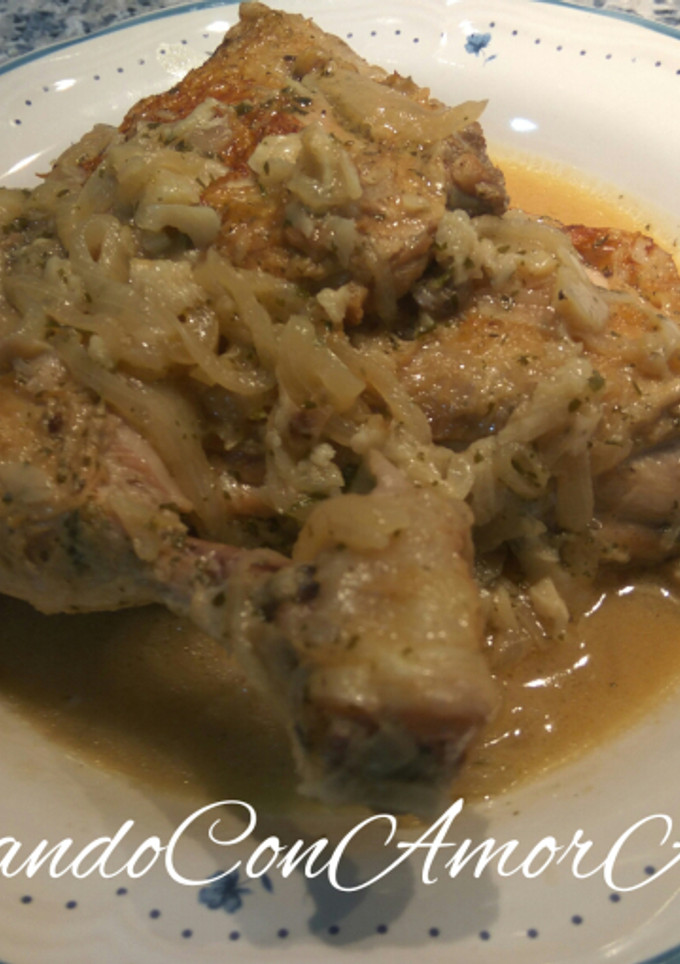 Una foto de Pollo encebollado al limón