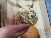 Una foto de sandwich de pollo con perejil