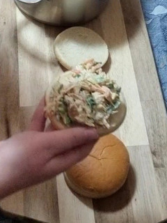 Una foto de Sándwich de pollo con verduras 😋