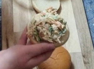 Una foto de Sándwich de pollo con verduras 😋