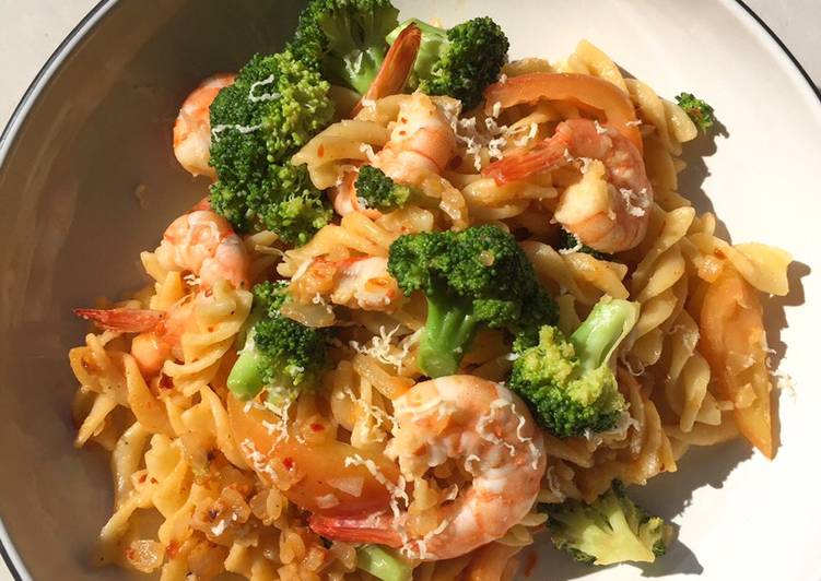 Langkah Mudah untuk Menyiapkan Pasta Fusilli aglio olio with broccoli and prawn, Enak
