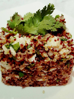 Una foto de Ensalada de quinoa bicolor con vegetales y pollo