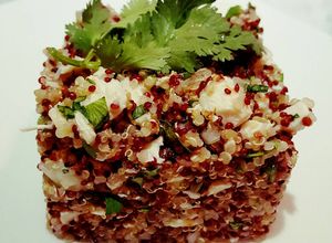 Una foto de Ensalada de quinoa bicolor con vegetales y pollo