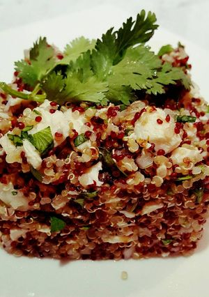 Una foto de Ensalada de quinoa bicolor con vegetales y pollo