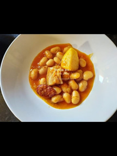 Una foto de Alubias con chorizo y panceta