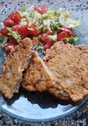 Una foto de Tortilla o torreja frita de carne cortada a cuchillo! 😋